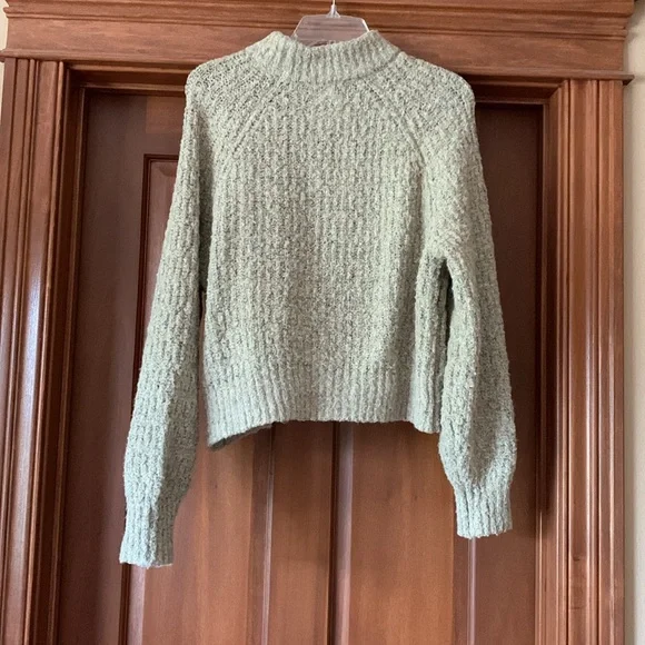 Tan/gray cropped sweater. Size small. Universal Threads - Picture 4 of 5